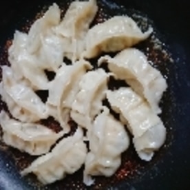 見映えよく焼く餃子の並べ方 焼き方 レシピ 作り方 By じゃが塩 楽天レシピ 見映えよく焼く餃子の並べ方 焼き方 レシピ 作り方 By じゃが塩 楽天レシピ